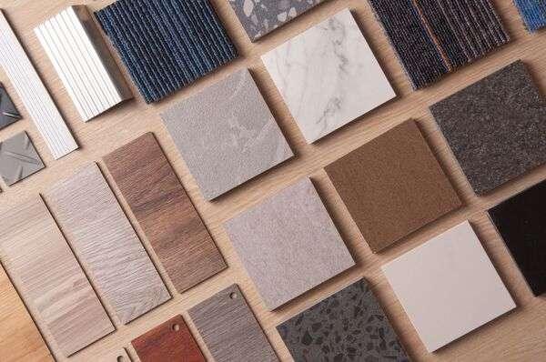 โต๊ะงานฝีมือเรียบง่ายพร้อมอุปกรณ์เบา ๆ ในบรรยากาศสว่างและสงบ